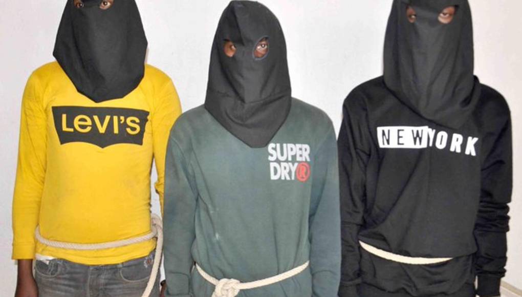 El lunes, otros tres hombres comparecieron ante un tribunal, con sacos en la cabeza, y fueron puestos en prisión preventiva. 