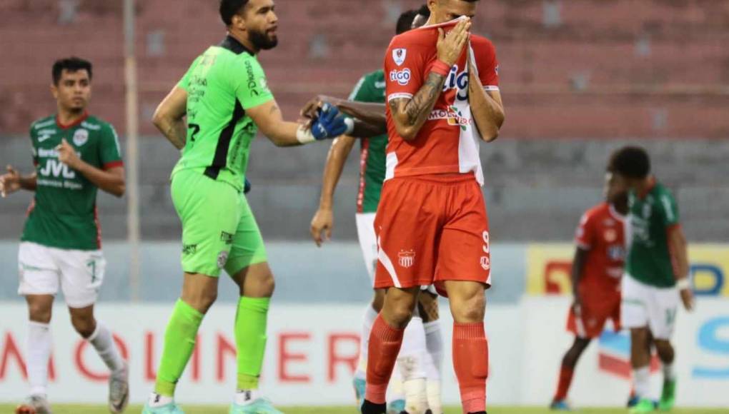 El conjunto Ceibeño se fue al descanso cayendo por 2-0 en su casa. La decepción de sus jugadores era notoria.