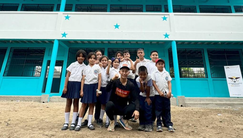 Shin Fujiyama celebra junto con estudiantes de la escuela José Simón Azcona de Chamelecón. 