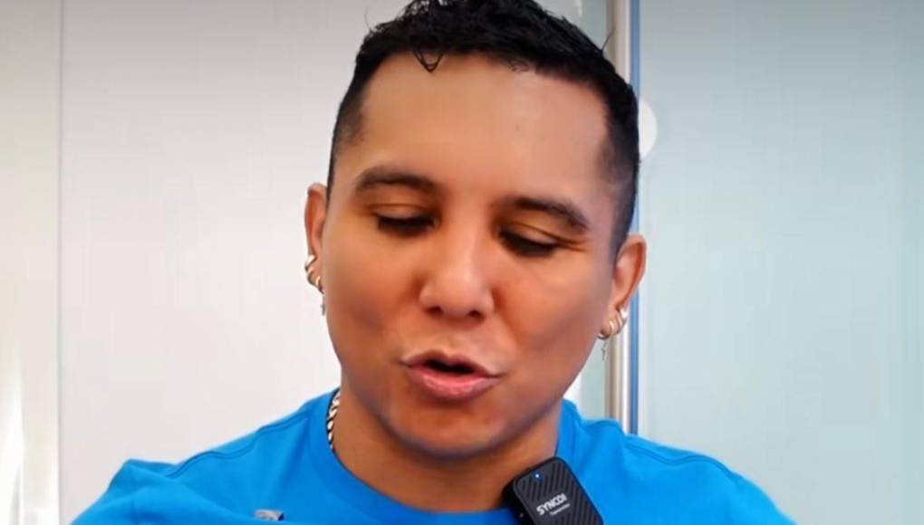 Incluso, hubo quienes apuntaron que su esposa, Kimberly Flores, podría estar influyendo en sus decisiones estéticas.