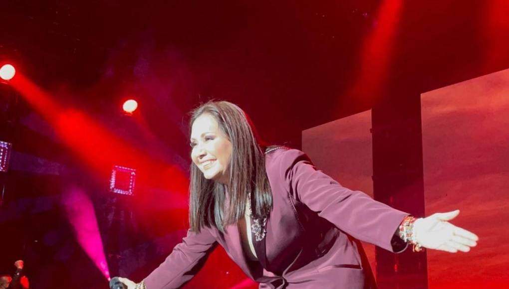 ”Como pueden darse cuenta, amigos, tuve que venir después del concierto, por eso me ven maquillada, a urgencias, y di positivo a influenza”, dijo Ana Gabriel.