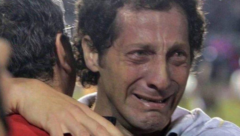 Pasaron 400 días para que los titulares de los medios redactaran sobre una caída del Olimpia en el torneo nacional. Histórico día que se obró con golazo de Nelson Muñoz a pase de Mario Martínez en un tiro de esquina.