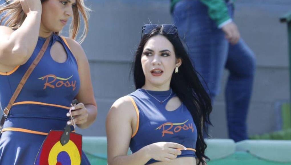 Otras de las hermosas edecanes que se pudieron ver en el sector de silla del estadio Yankel Rosenthal.