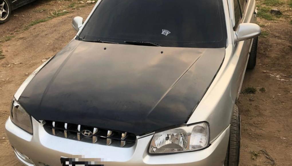 Este es el vehículo, marca Hyundai, color gris, que recibió la pareja del sujeto que supuestamente violaba a la menor de edad. 