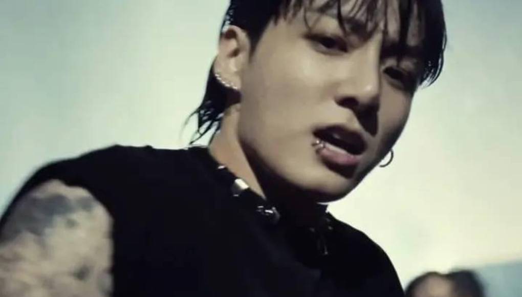 Jungkook , vocalista principal de la banda surcoreana BTS, estrenó este viernes el video musical de su sencillo como solista. A pocas horas de su lanzamiento se posicionó en el primer lugar de iTunes. La nueva canción se llama “3D” y en ella participa también el cantante norteamericano Jack Harlow. En redes sociales y plataformas oficiales circulan ya las imágenes del video, como vemos en esta fotogalería, para el deleite de su fans.