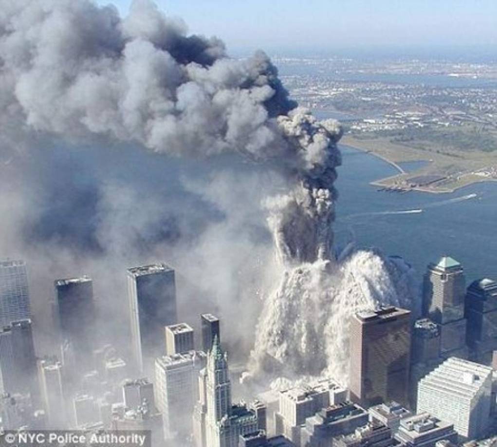 5- La torre 7 del World Trade Center: muchos escépticos piensan que el derrumbe de la torre 7 del World Trade Center fue hecho de manera controlada y para tal efecto se utilizaron tanto explosivos como bombas incendiarias.<br/>Algunos científicos han buscado muestras de polvo de la zona del desastre y dicen haber encontrado muestras de termita, una composición pirotécnica. Dicen que toneladas de termita fueron instaladas no sólo en la torre siete, sino en todas las Torres Gemelas.<br/><br/>Pero las investigaciones oficiales desmienten esta versión, el Instituto Nacional de Estándares y Tecnología de EUA concluyó que el edificio colapsó gracias a los incendios que comenzaron tras el colapso de la torre norte y que no pudieron ser controlados. No hay evidencia de material explosivo, ni hay grabaciones de explosiones que deberían haberse escuchado si se hubiera tratado de una demolición controlada. Además, hay una explicación alternativa sobre el material pirotécnico: se trata de restos de base de pintura.<br/>(Foto vía Flickr)
