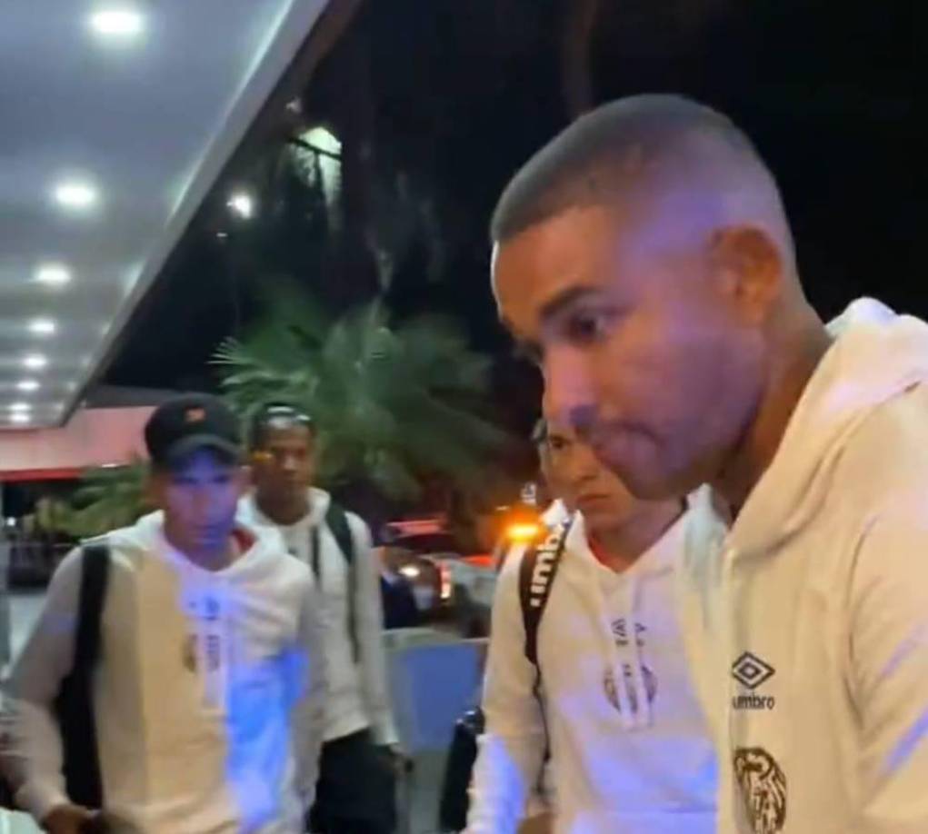 El arquero, José Mendoza, fue parte de la delegación que viajó a México para resguardar el marco en caso de una lesión por parte de Menjívar.