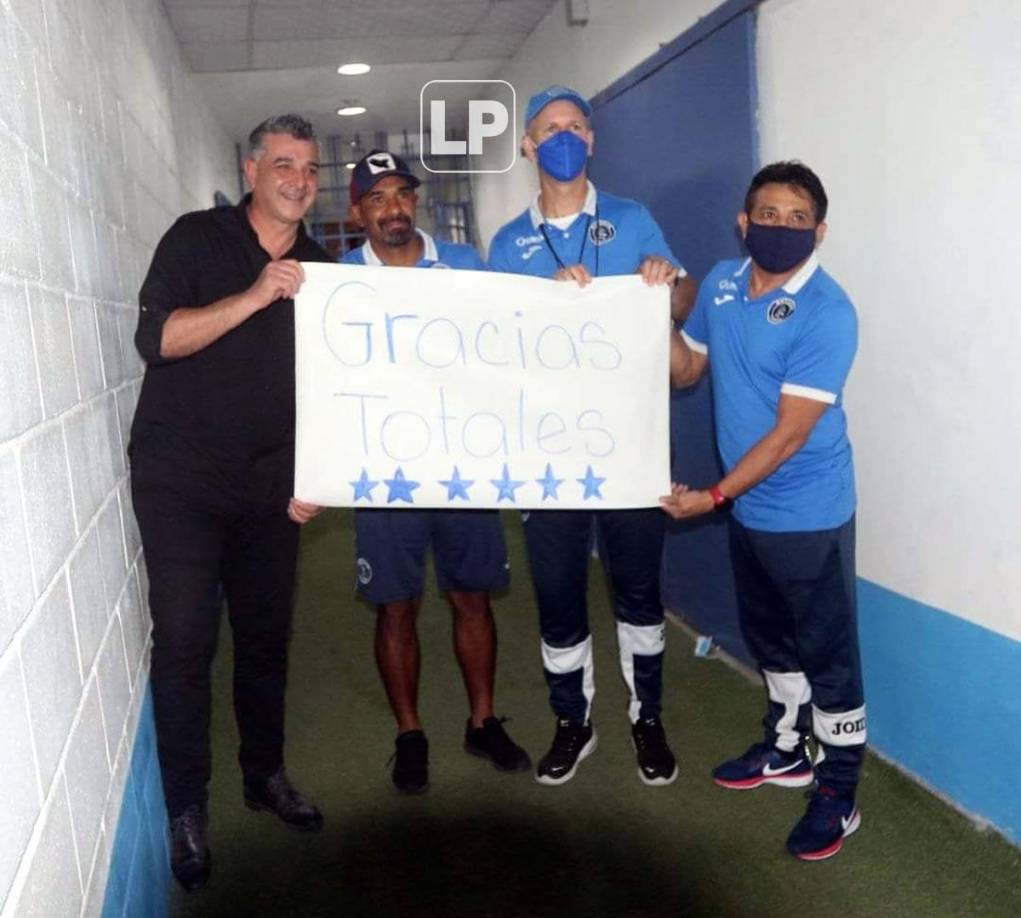 Diego Vázquez y su cuerpo técnico sosteniendo la pancarta con la frase “Gracias totales”.
