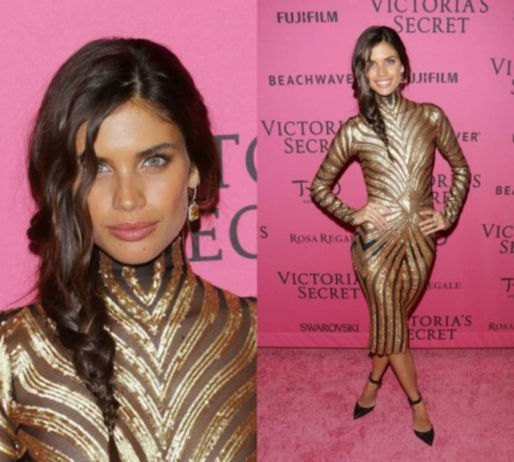 Sara Sampaio se enfundó en un ajustado vestido de cuello alto con franjas doradas y transparencias.
