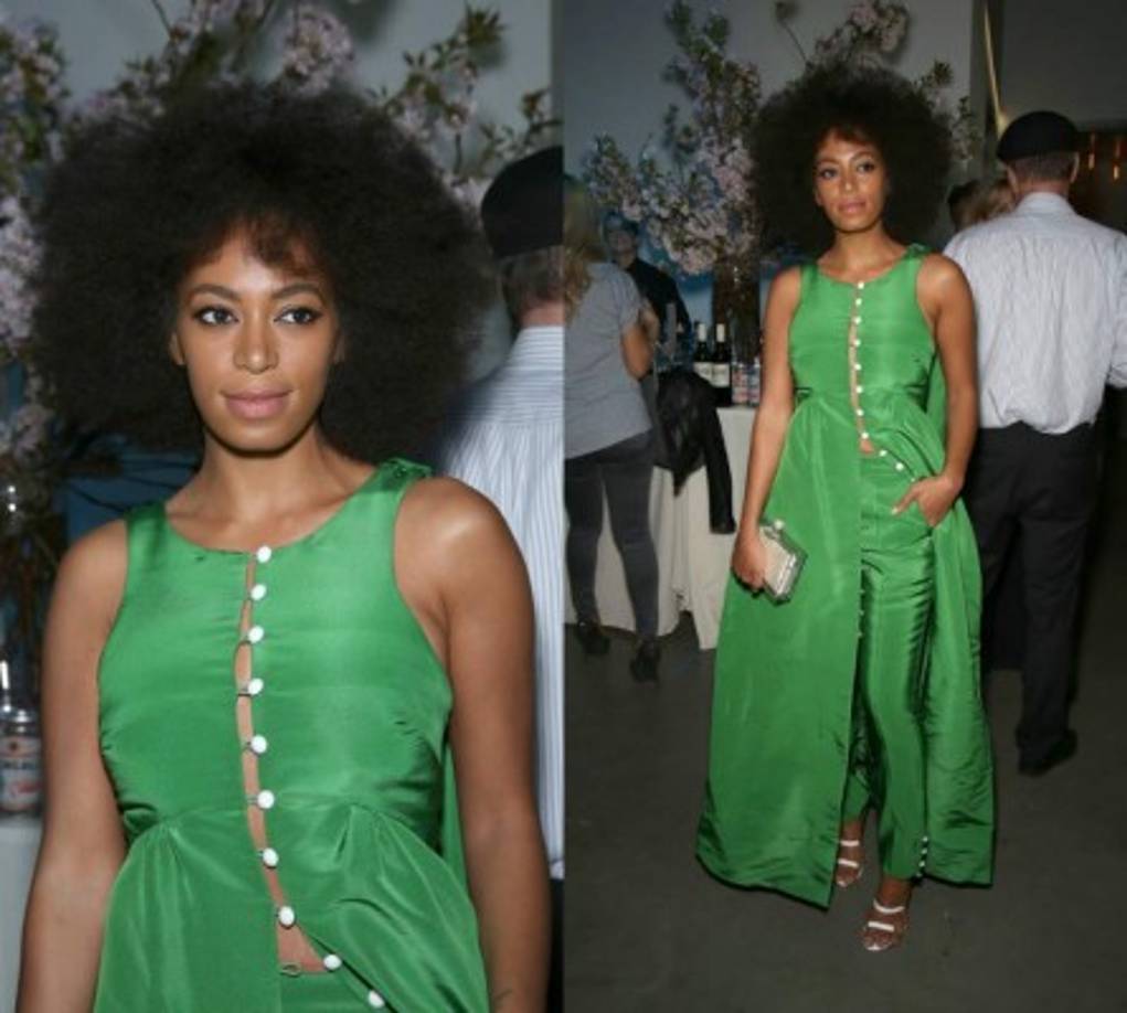 Ella sabe como llamar la atención no sólo con las prendas que utiliza sino con sus afros.