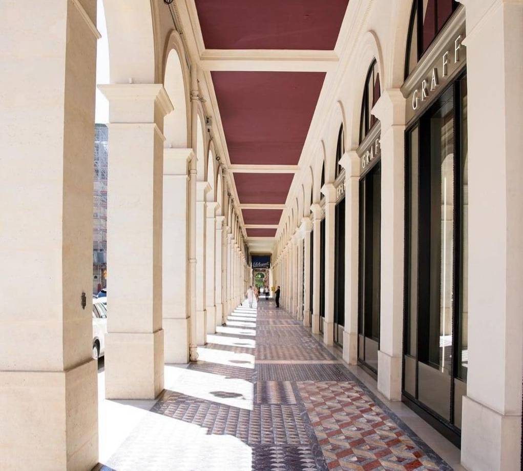 Ubicado entre boutiques de moda en el Distrito I, este hotel moderno se encuentra a 5 minutos a pie de la estación de metro Tuileries y del jardín de las Tullerías, y a 11 minutos a pie del Louvre.