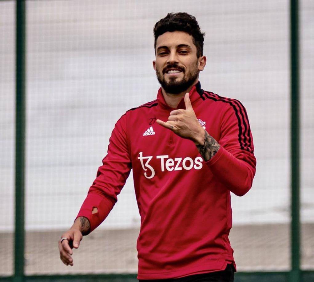 Según informa el Daily Mail, el Al Nassr de Cristiano Ronaldo podría cerrar en los próximos días la llegada de Alex Telles. El lateral izquierdo del Manchester United ha regresado a Old Trafford tras su cesión en el Sevilla, pero Erik Ten Hag no lo considera una pieza clave y podría salir en el presente mercado de fichajes. Su destino podría estar con CR7 en Arabia Saudita.