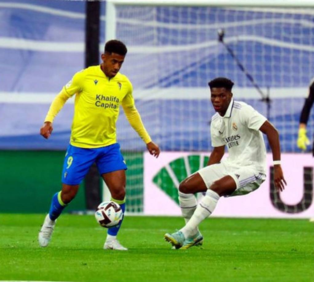 ‘Choco‘ Lozano protege la pelota ante la presión del francés Aurélien Tchouaméni.