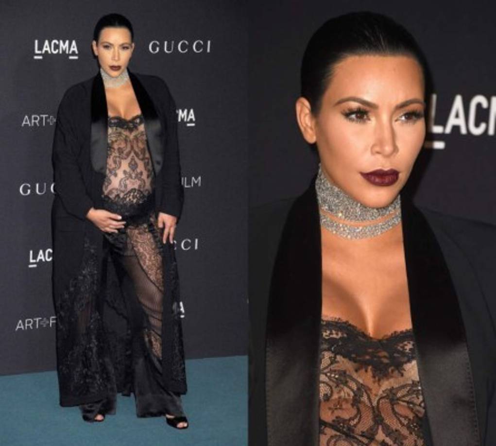 Uno de los look más atrevidos de Kim durante su segundo embarazo es este traje negro transparente de Givenchy que usó a principios de noviembre en una gala en Los Ángeles.