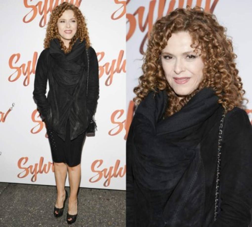 La actriz Bernadette Peters no tiene miedo a lucir sus rizos pelirrojos.