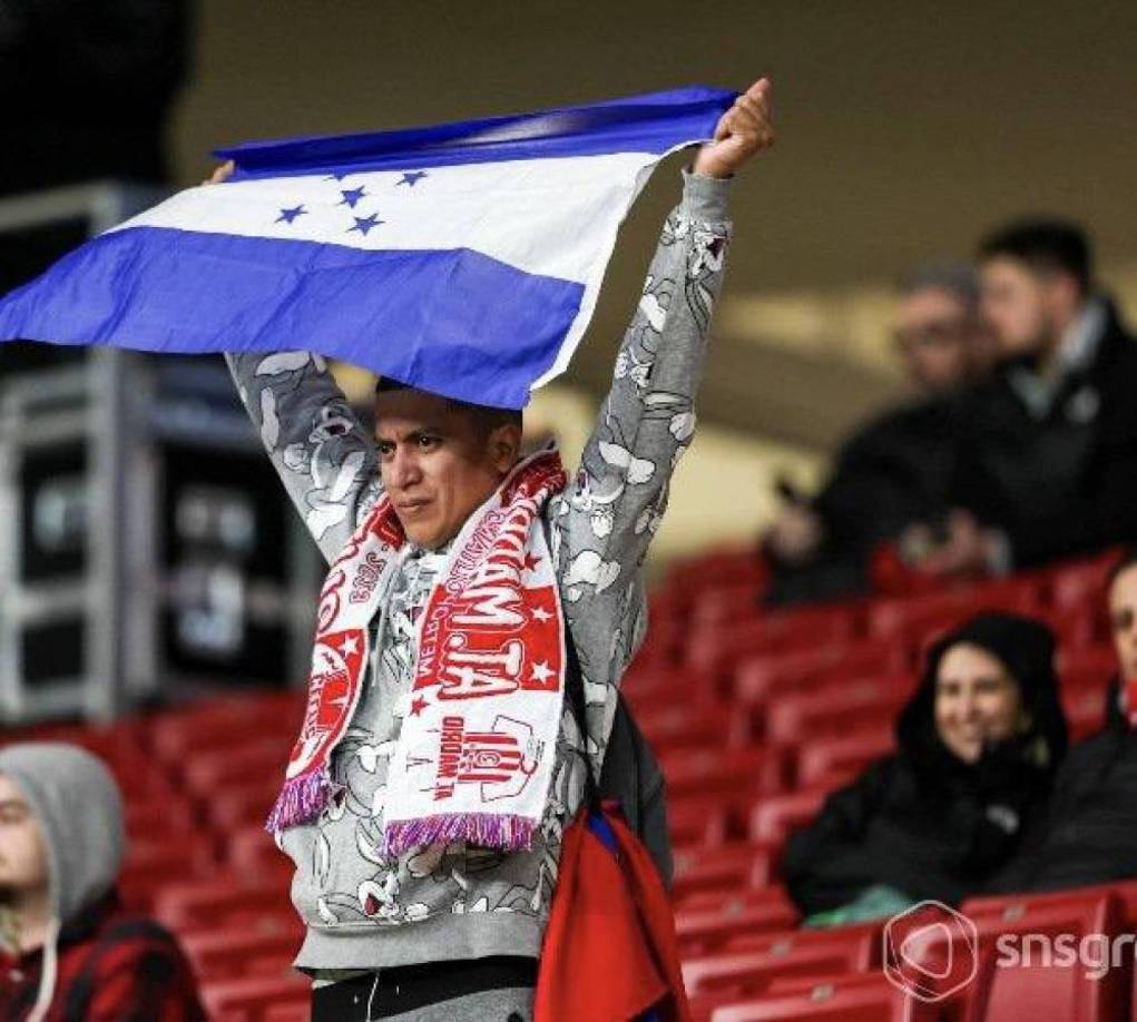 Luis Palma no estuvo solo en el estadio Cívitas Metropolitano. Se pudo ver en las graderías una bandera de Honduras. 