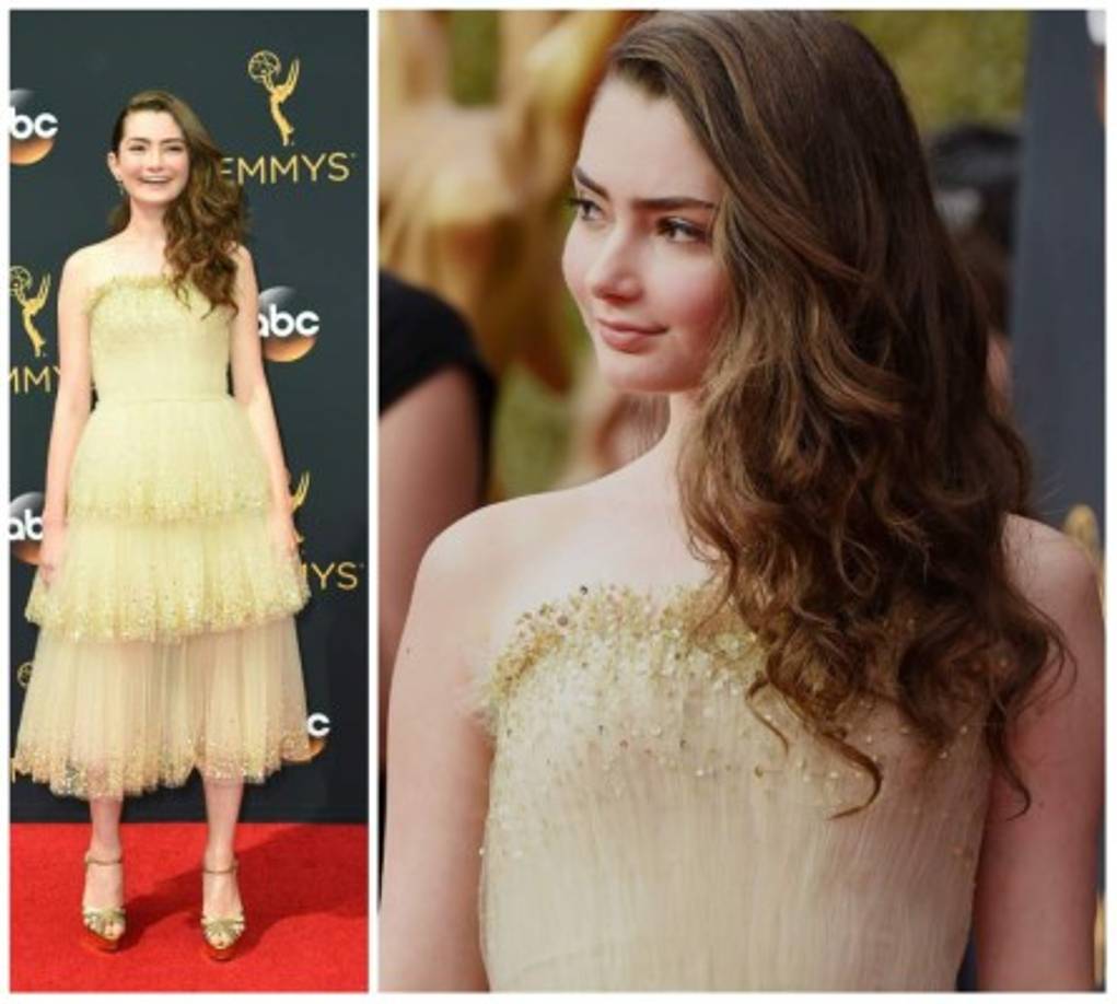 La actriz Emily Robinson en la alfombra de los premios Emmy 2016.