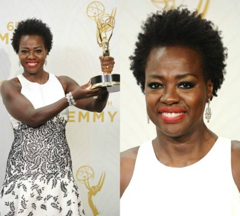 Viola Davis ganadora del Emmy como mejor actriz dramática este 2015 no tiene miedo de recibir un galardón con su cabello al natural.
