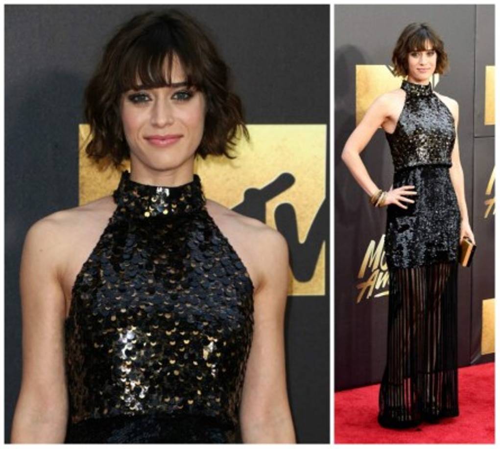 Lizzy Caplan lució un vestido negro de Sally Lapointe.