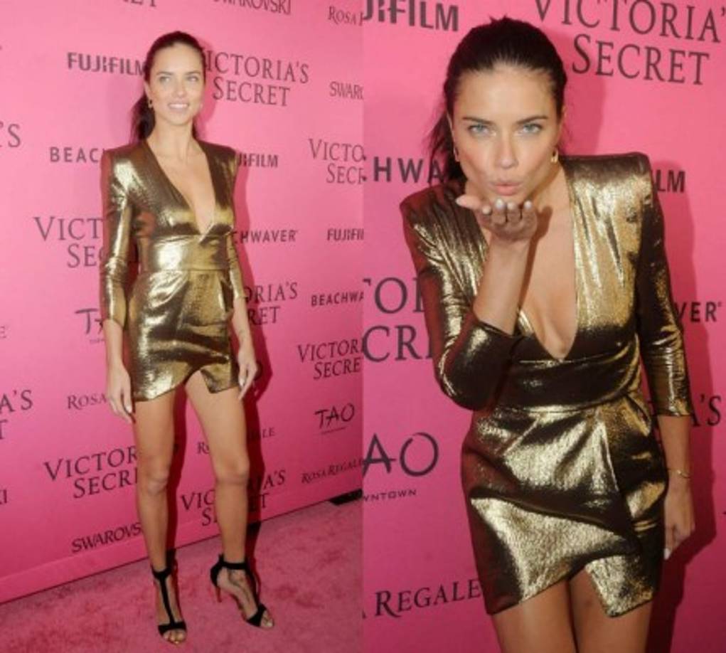 Adriana Lima se apunta al boom de las piezas metalizadas con este mono de hombreras XL y escotazo. Un diseño de Alexandre Vautier (colección primavera-verano 2016).