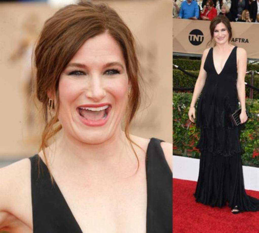 La actriz Kathryn Hahn escogió un vestido negro para la alfombra roja de los SAG.