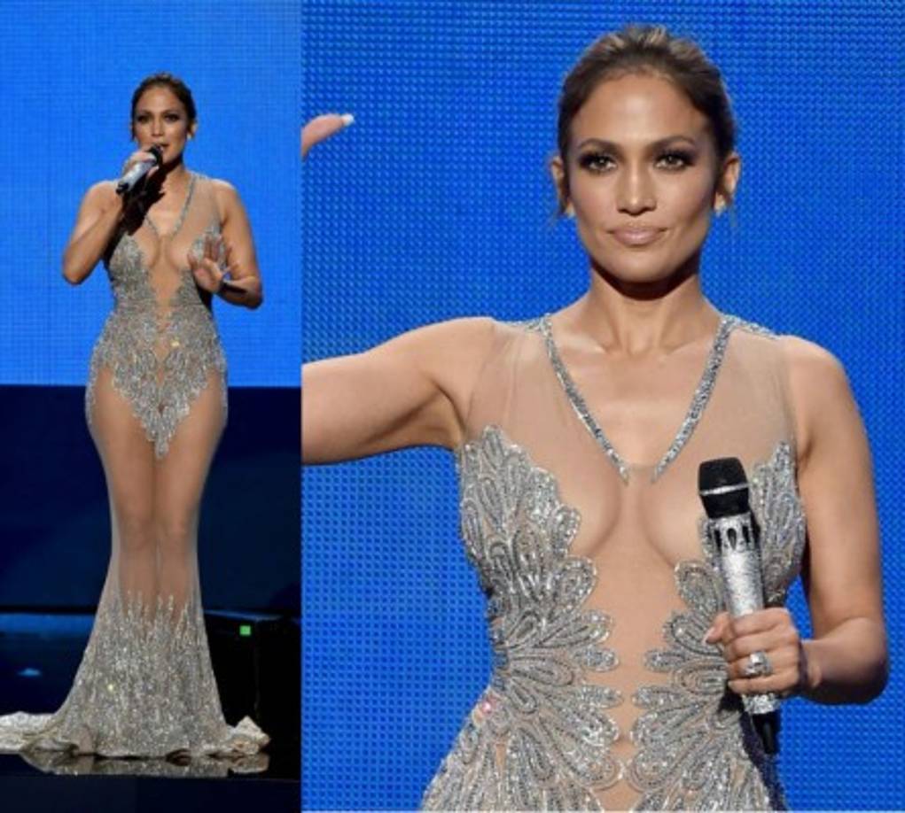 Este vestido refleja a la perfección el estilo de Jennifer Lopez: brillos y transparencias. Modelo firmado por Charbel Zoe.