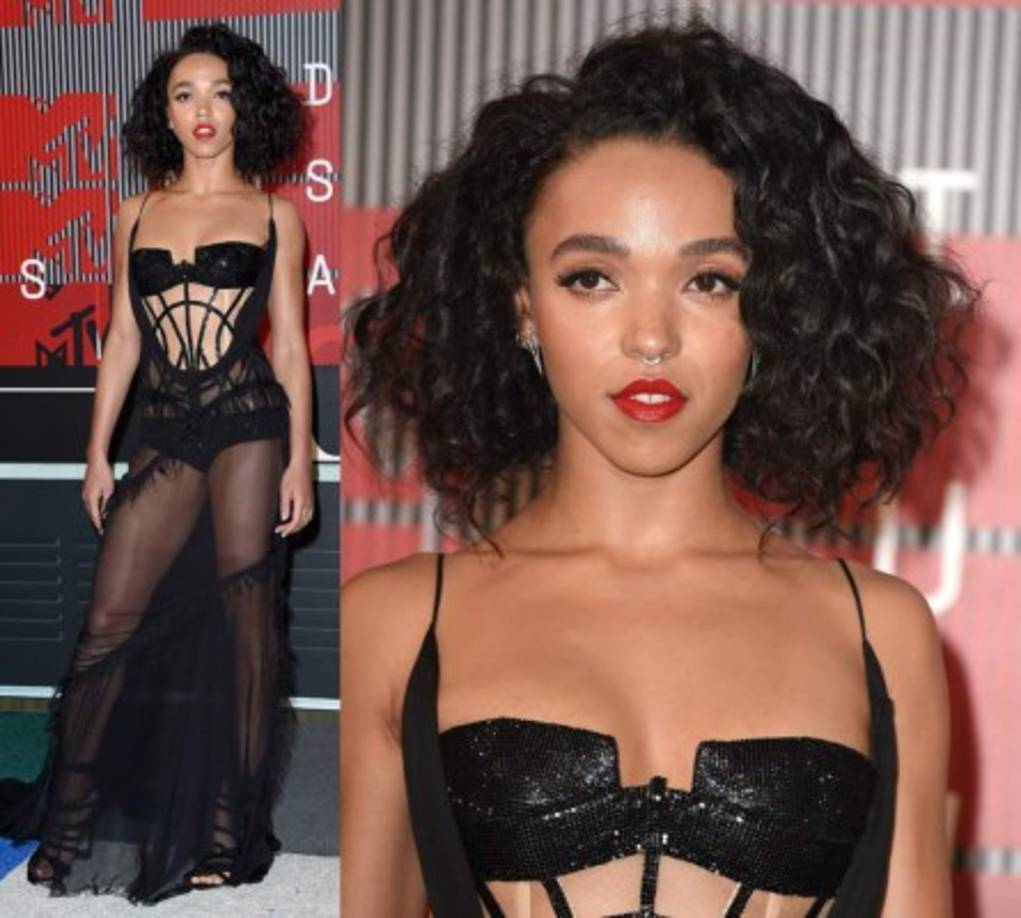 La novia de Robert Pattinson, FKA twigs es fiel a su esencia y no le molesta asistir a importantes premios con sus rizos.