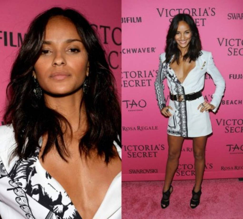 Gracie Carvalho optó por una combinación infalible: blanco y negro. El diseño del minivestido tipo blazer con estampados asimétricos en la mitad de la pieza, firmada por Versus Versace (primavera-verano 2015).