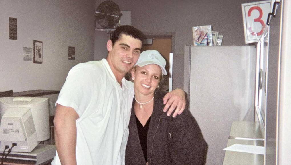 <b>Enero 2004</b>. Su primer matrimonio fue con su amigo de la infancia Jason Allen Alexander, su boda se celebró en Las Vegas después de una noche de fiesta. Su unión duró 55 horas.