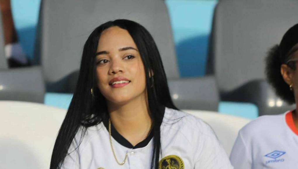 Derroche de belleza en el Nacional y ambientazo previo al Olimpia-Real España