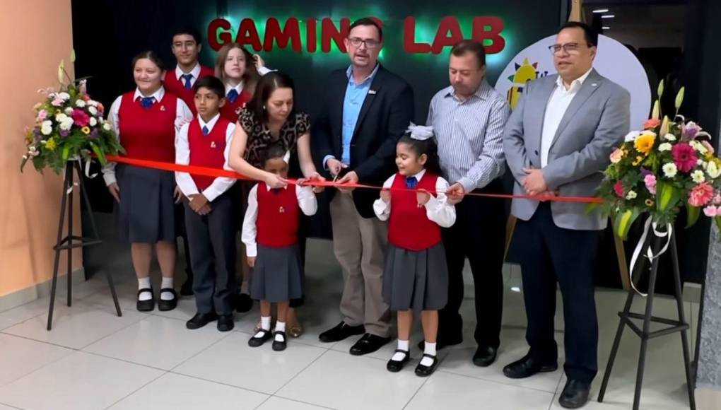 Autoridades educativas junto a estudiantes de Western International School inauguraron el novedoso laboratorio de Codificación de Videojuegos con un acto protocolario del corte de cinta.