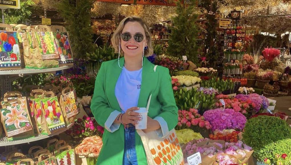 Al crecer estudió una licenciatura en Comunicaciones, que le abrió las puertas para trabajar en radio, medios impresos y agencias de publicidad.