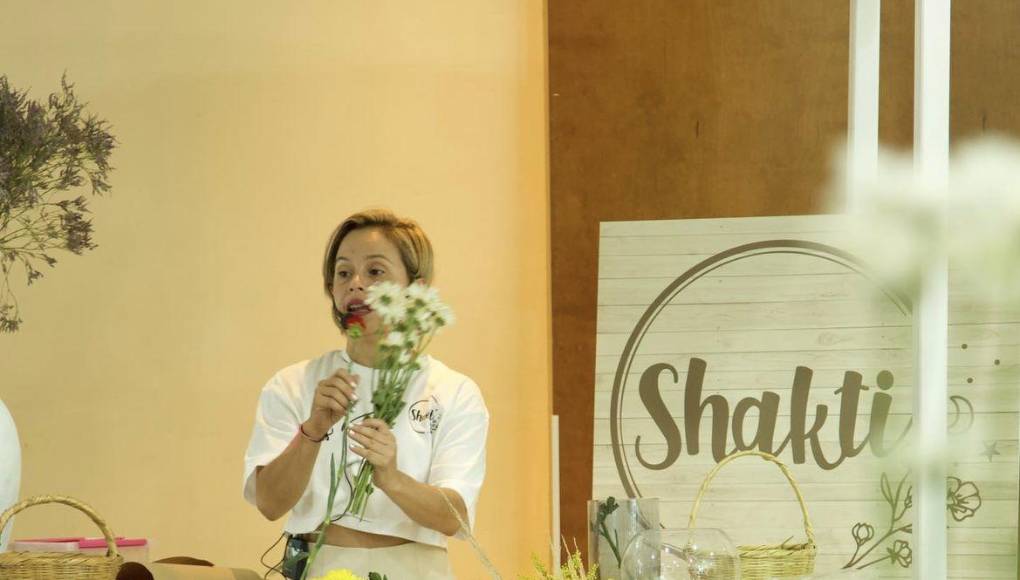 También ofrece talleres de flores.