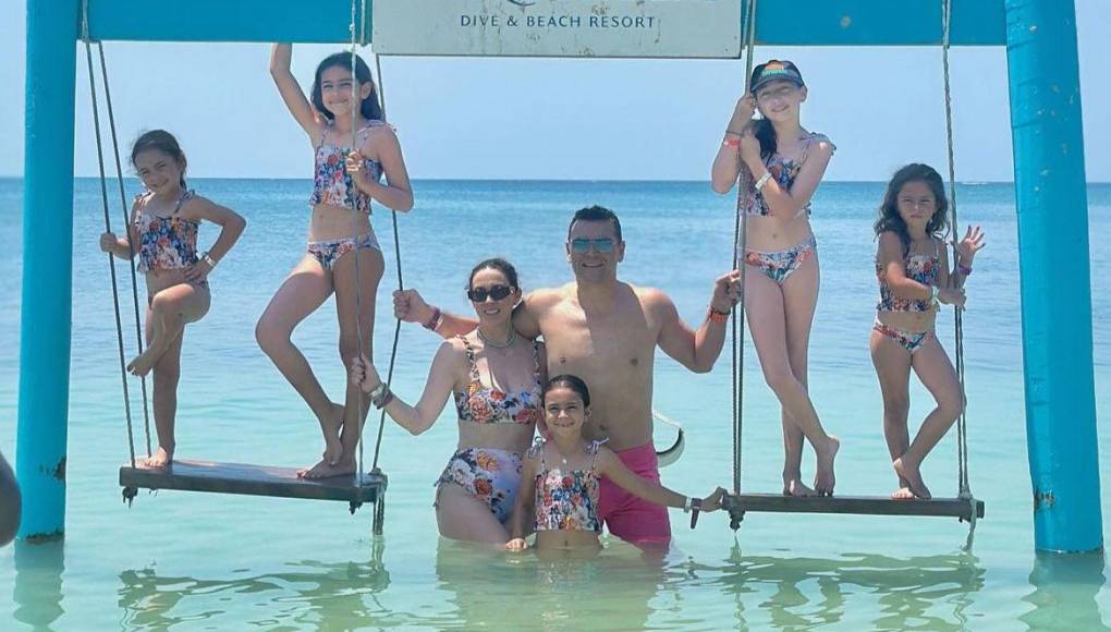 Fue a través de su cuenta oficial de Instagram donde Jacqueline Bracamontes compartió que se encuentra de crucero en esta isla de encantos de Honduras junto a su adorable familia.