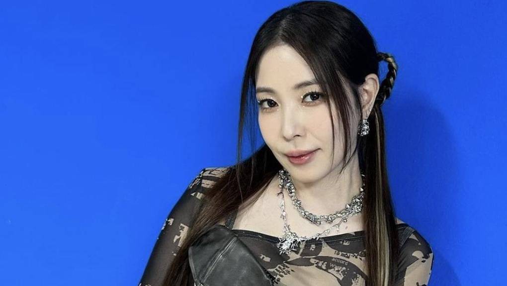 BoA fue descubierta por un buscador de talentos de SM Entertainment. En el año 2000, después de dos años de formación, estrenó en ”ID; Peace B”, su álbum debut en Corea del Sur. Dos años más tarde, lanzó su primer disco japonés, “Listen to My Heart”. BoA debutó en los Estados Unidos con el sencillo “Eat You Up” el 14 de octubre de 2008 bajo SM Entertainment USA y lanzó su primer álbum en inglés, BoA, el 17 de marzo de 2009.