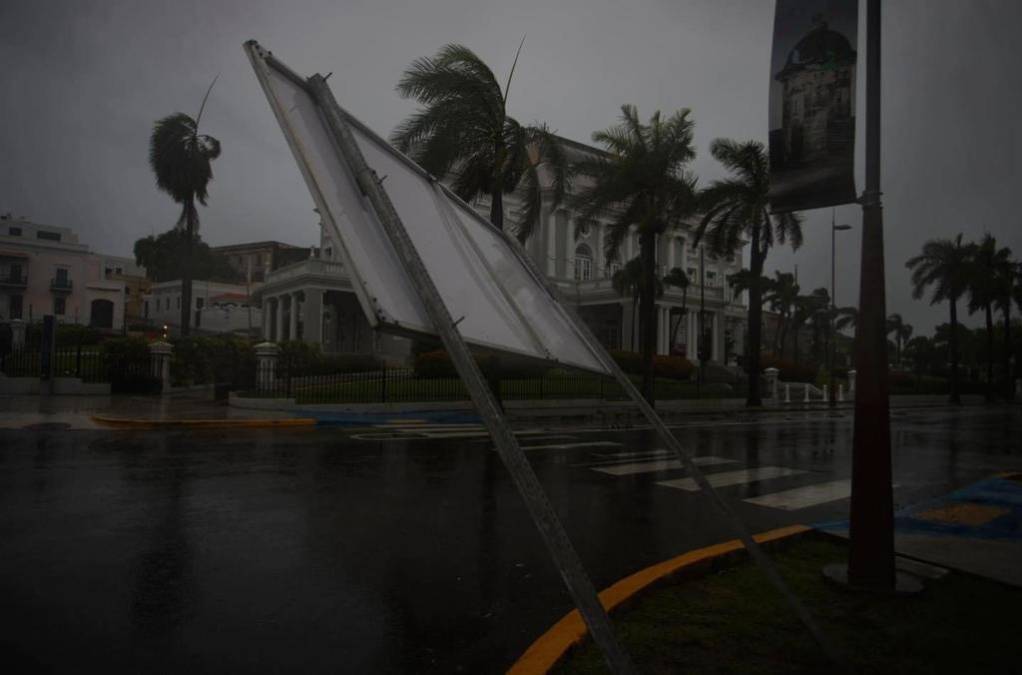 El huracán de categoría 1 dejó en la isla hasta 30 pulgadas (76 centímetros) de precipitaciones, que provocaron el desbordamiento de varios ríos, inundaciones repentinas y carreteras intransitables.