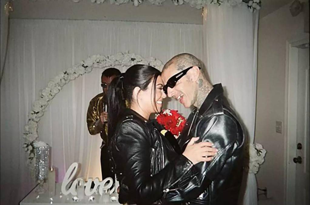 Kourtney Kardashian y Travis Barker. La pareja celebró la ceremonia en una capilla en la madrugada del 4 de abril, después de que Barker actuara en los premios Grammy. 