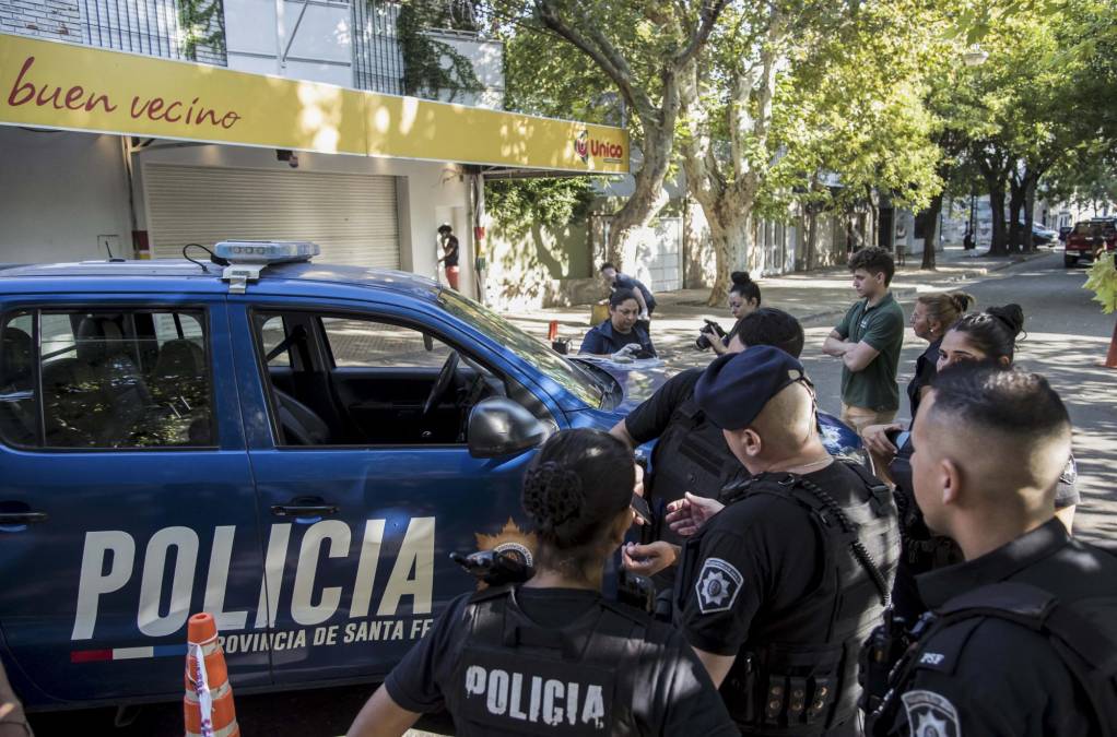  “Tenemos cinco fuerzas de seguridad actuando en Rosario y sin embargo esto lo pueden hacer porque nadie los persigue”, se quejó al considerar que el hecho “busca crear caos en la ciudad”.