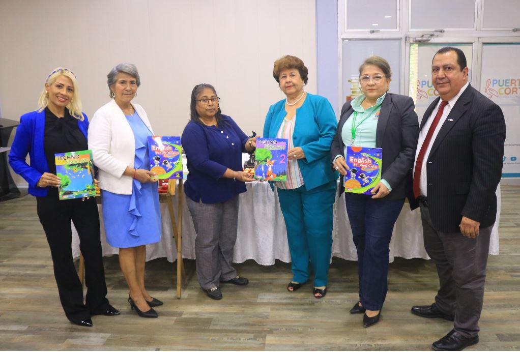 Entregan libros de inglés y matemáticas en escuelas de Puerto Cortés