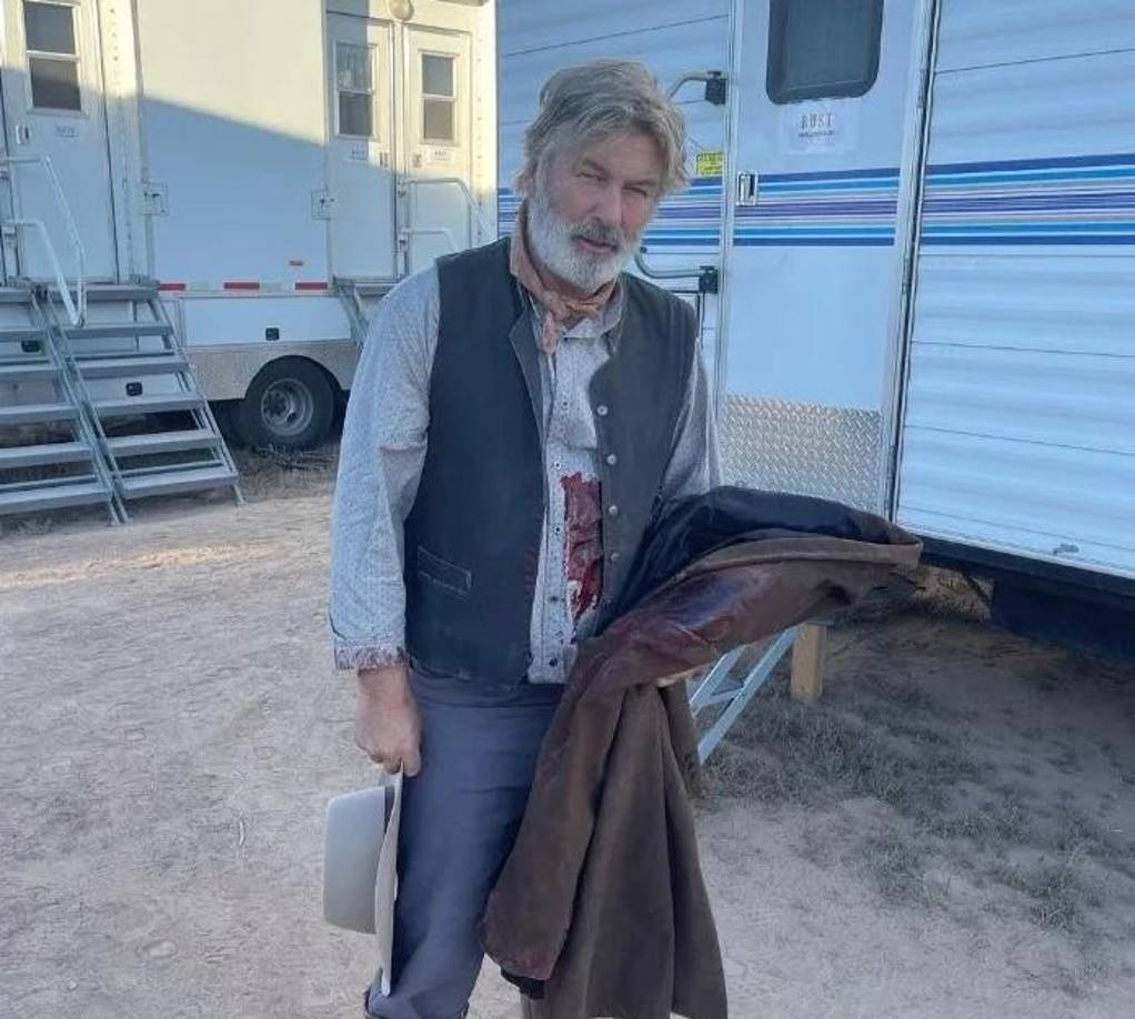 Después de años de coqueteo con drogas y alcohol y de protagonizar incidentes violentos con la prensa, la policía o con su propia ex esposa, Kim Basinger, Baldwin disfrutaba de la estabilidad a sus 63 años.