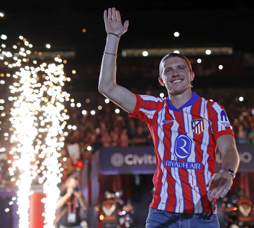 Atlético de Madrid hoy sí anunció la llegada de Conor Gallagher, que no perdió el tiempo y ya realizó su primer entrenamiento como colchonero. El Chelsea recibió 42 millones de euros por su venta y el volante inglés firmó hasta 2029 con los rojiblancos. Fue una especie de ‘trueque’ con Joao Félix.