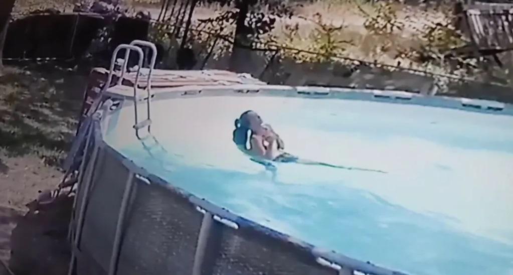 Niño de 10 años rescata a su madre tras convulsionar en piscina