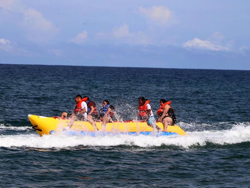 Son miles los turistas que dan un paseo en el mar en la banana, por un precio muy cómodo.