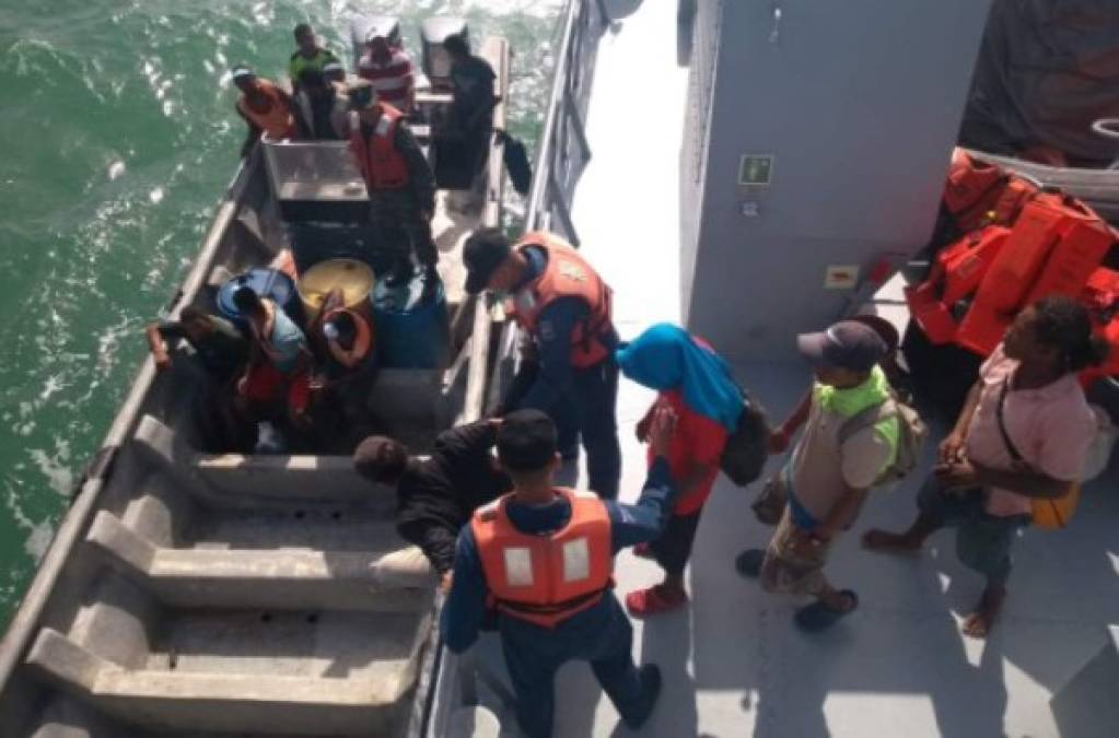 Familiares esperan a sus naufragos en la Base Naval de Caratasca, Puerto Lempira, en el departamento Gracias a Dios. AFP