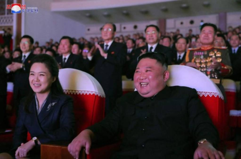 El diario Rodong Sinmun divulgó hoy las primeras fotos del líder Kim Jong-un y su mujer en el Teatro de las Artes de Mansudae, en la capital norcoreana.<br/>