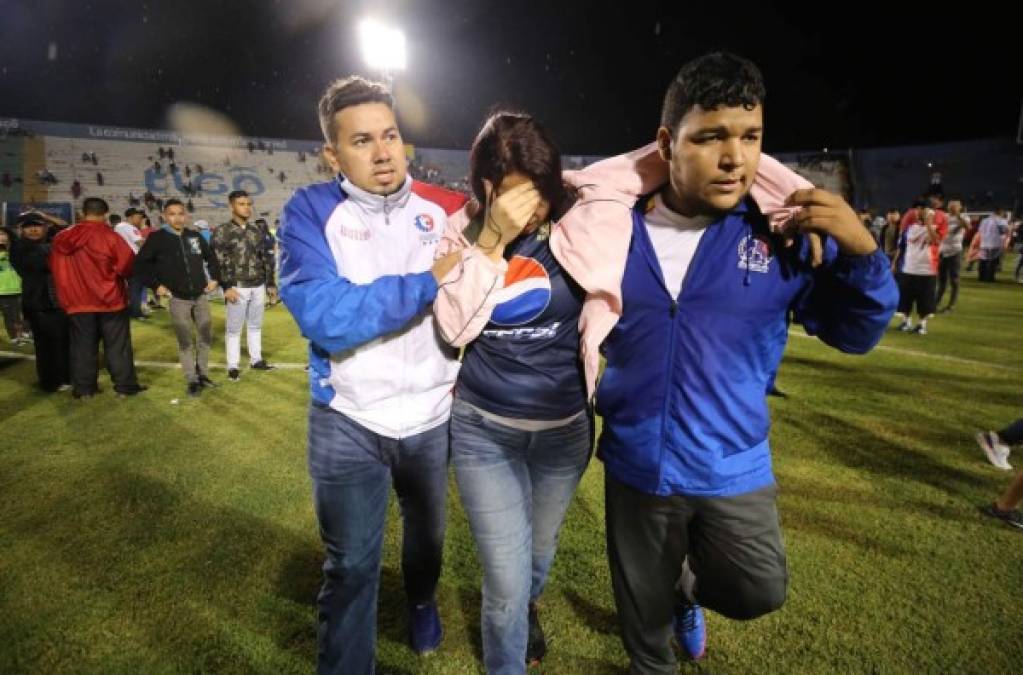 Durante el enfrentamiento entre ambas barras, la Policía lanzó gas lacrimógeno y se propagó hasta las gradas del estadio Nacional, lo que provocó que los aficionados que estaban adentro del escenario invadieran la cancha para salvaguardarse. Muchos terminaron afectados y desmayados.