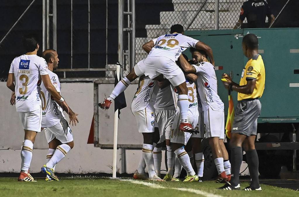 El festejo de los jugadores del Comunicaciones tras el primer gol.