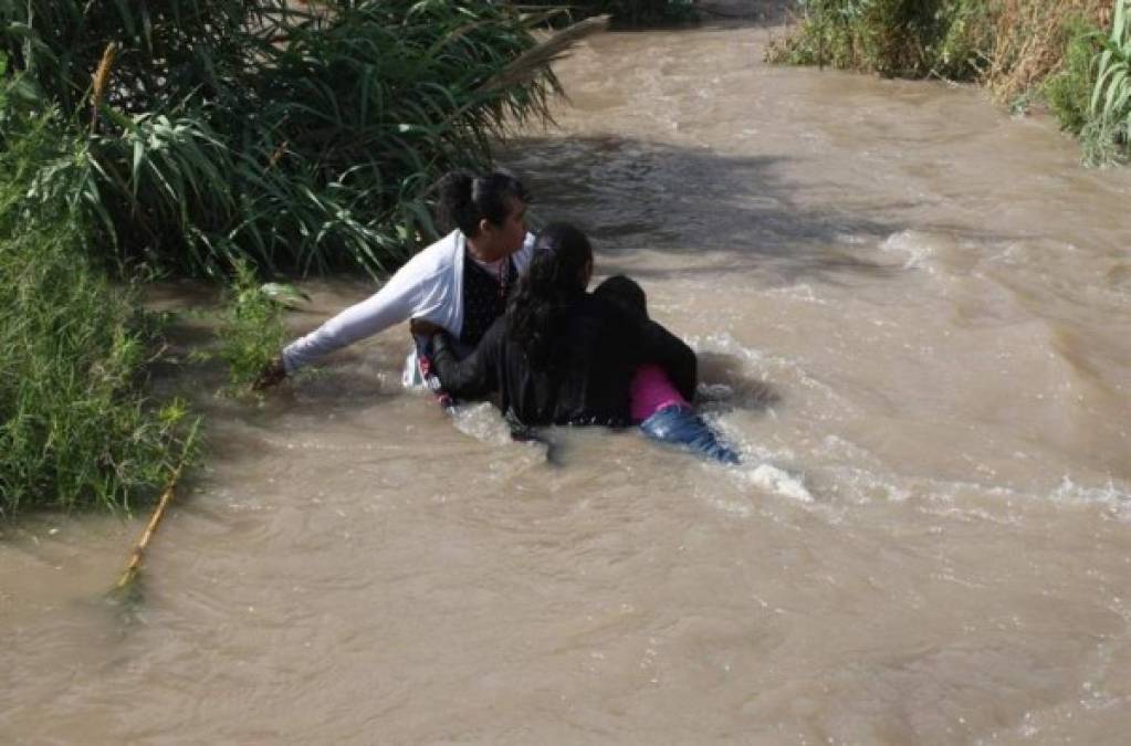 Familias enteras se aferran el uno al otro para cruzar las turbulentas aguas hacia El Paso, Texas.