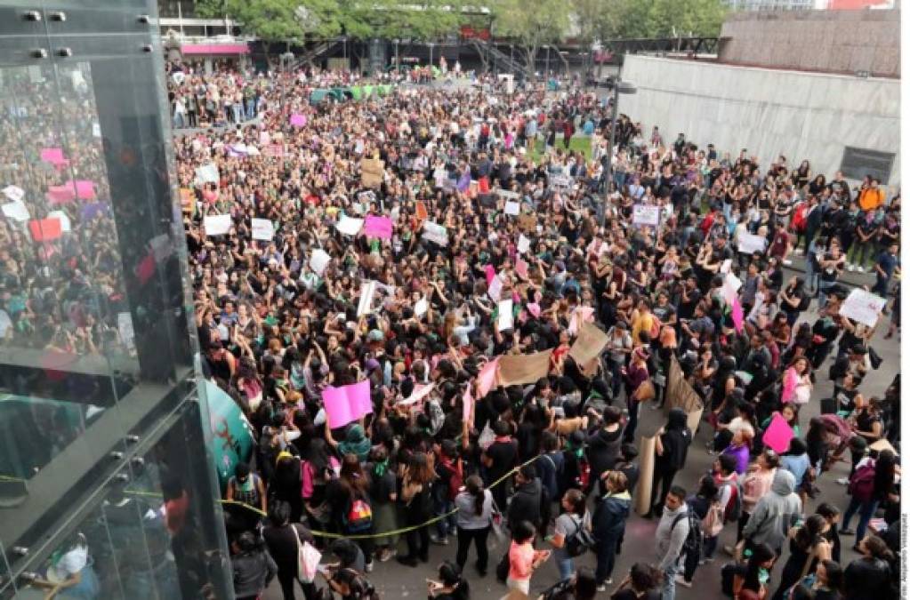 Los daños materiales en cada uno de los sitios no fueron reportados por las autoridades, pero las jóvenes hicieron pintas en todas y cada una de sus paredes.