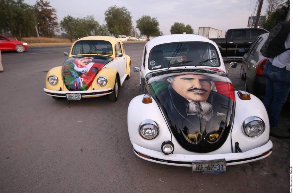 Autos Volkswagen estacionados afuera del Rancho Los 3 Potrillos tienen retratos del rostro de Vicente Fernández y hacen presencia hoy en el primer aniversario luctuoso de Vicente Fernández Personajes:Autos Volkswagen estacionados afuera del Rancho Los 3 Potrillos tienen retratos del rostro de Vicente Fernández y hacen presencia hoy en el primer aniversario luctuoso de Vicente Fernández. 